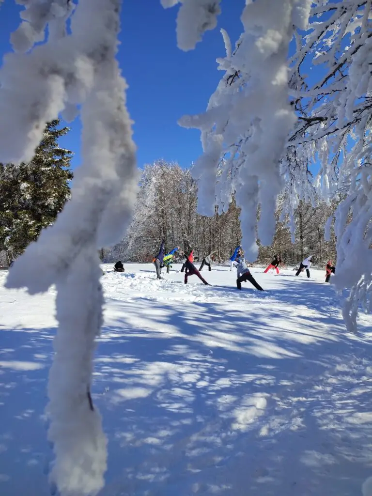 yoga dans un écrin de neige à la montagne