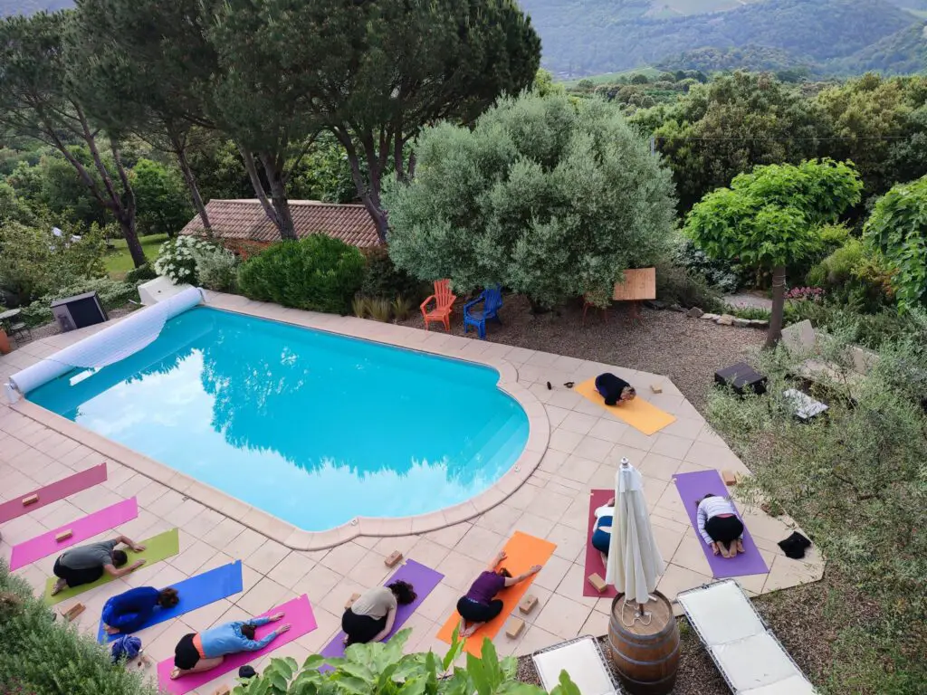 yoga du matin autour de la piscine du magic hill retrat center dans le massif du caroux