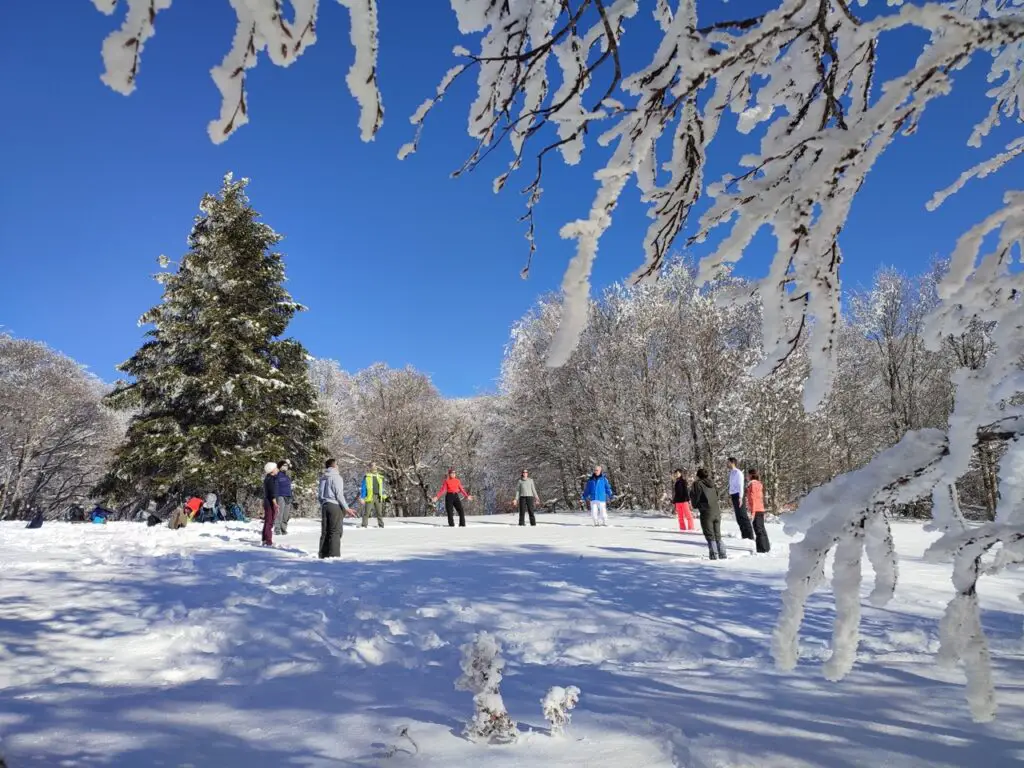 yoga en plein milieu de la neige dans les cevennes