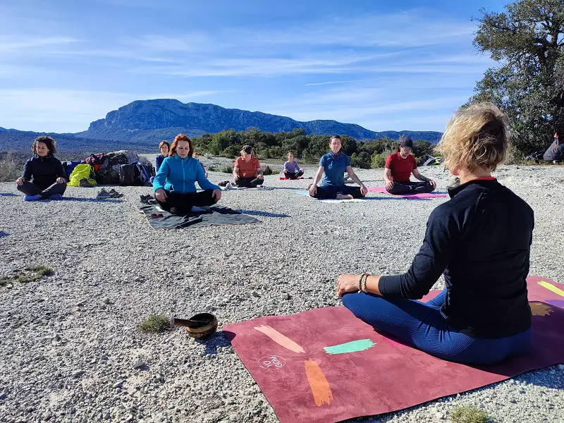 Yoga en pleine nature avec vue sur le Pic Saint Loup
