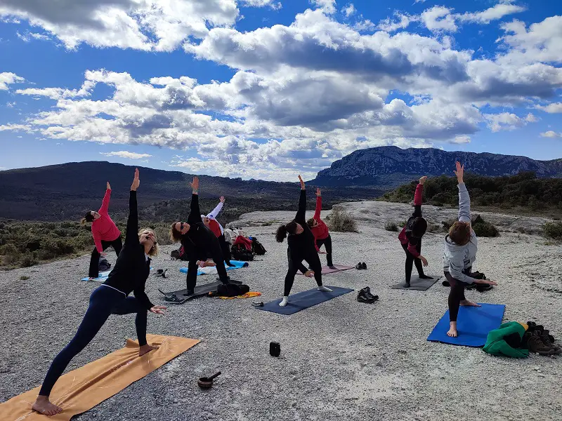 Yoga face au Pic Saint Loup dans l'Hérault
