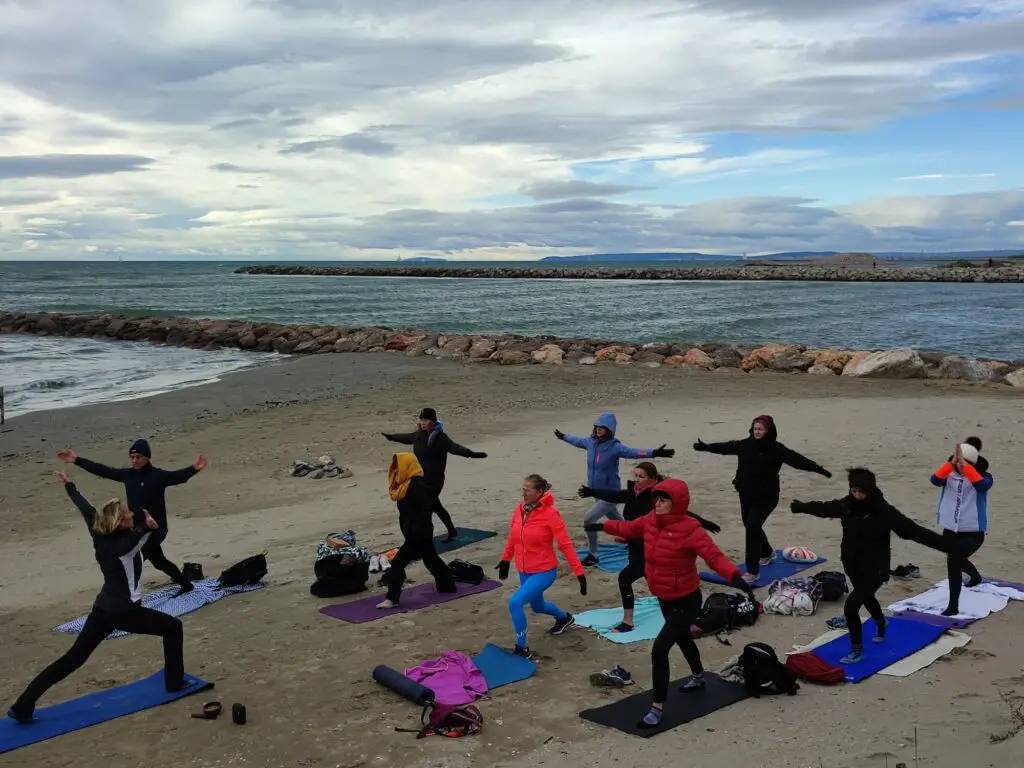 Yoga sur la plage à la Grande Motte