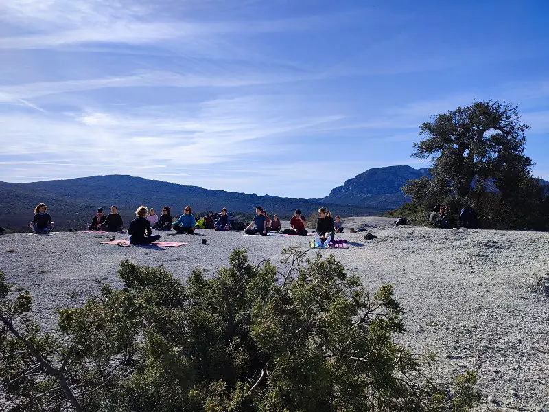 Yoga sur le plateau de la marche des géants devant le Pic Saint Loup