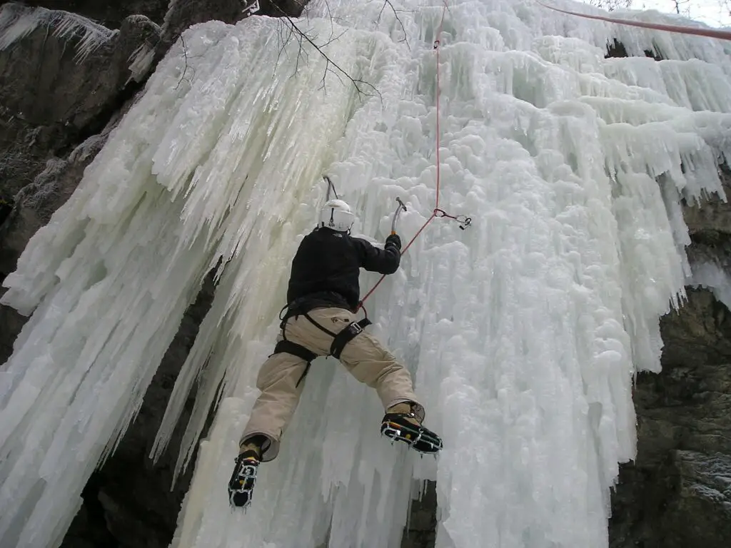 La Centrale aux Tourengs cascade de glace  du Champsaur-Valgaudemar