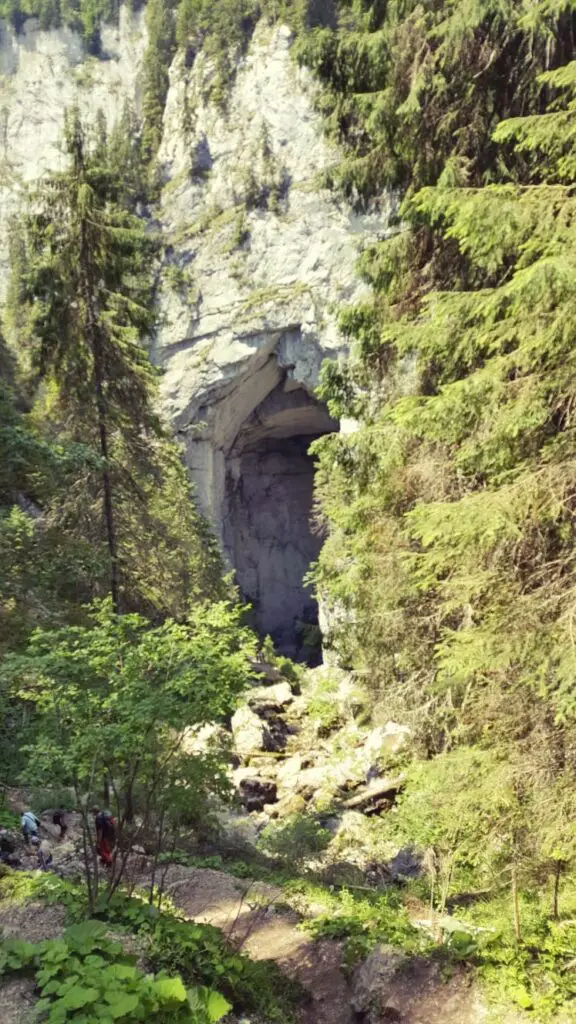 Randonner dans les grottes Cetatile Ponorului en Roumanie