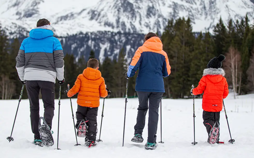 sortie raquettes à neige en famille avec les snowshoes EVVO