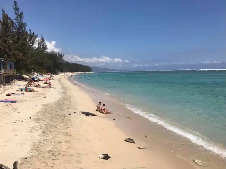 Vacances à La Réunion sur la plage des Roches Noires à Saint-Gilles