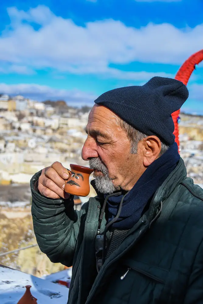 Ahmet buvant un café Turque à Ortahisar en Cappadoce