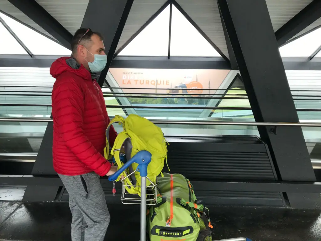 Arrivée à l'aéroport de Lyon saint exupery pour embarquer en direction de la Turquie