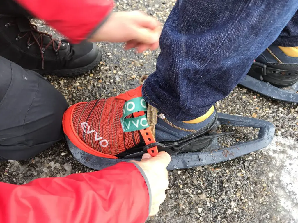 Comment mettre ses raquettes à neige EVVO au pied