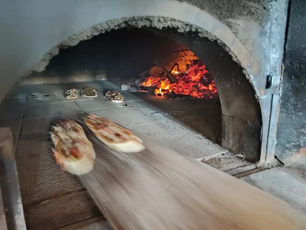 cuisson feu de bois pizza turque