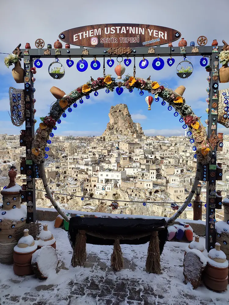 Le chateau du village de Ortahisar en Cappadoce Turquie