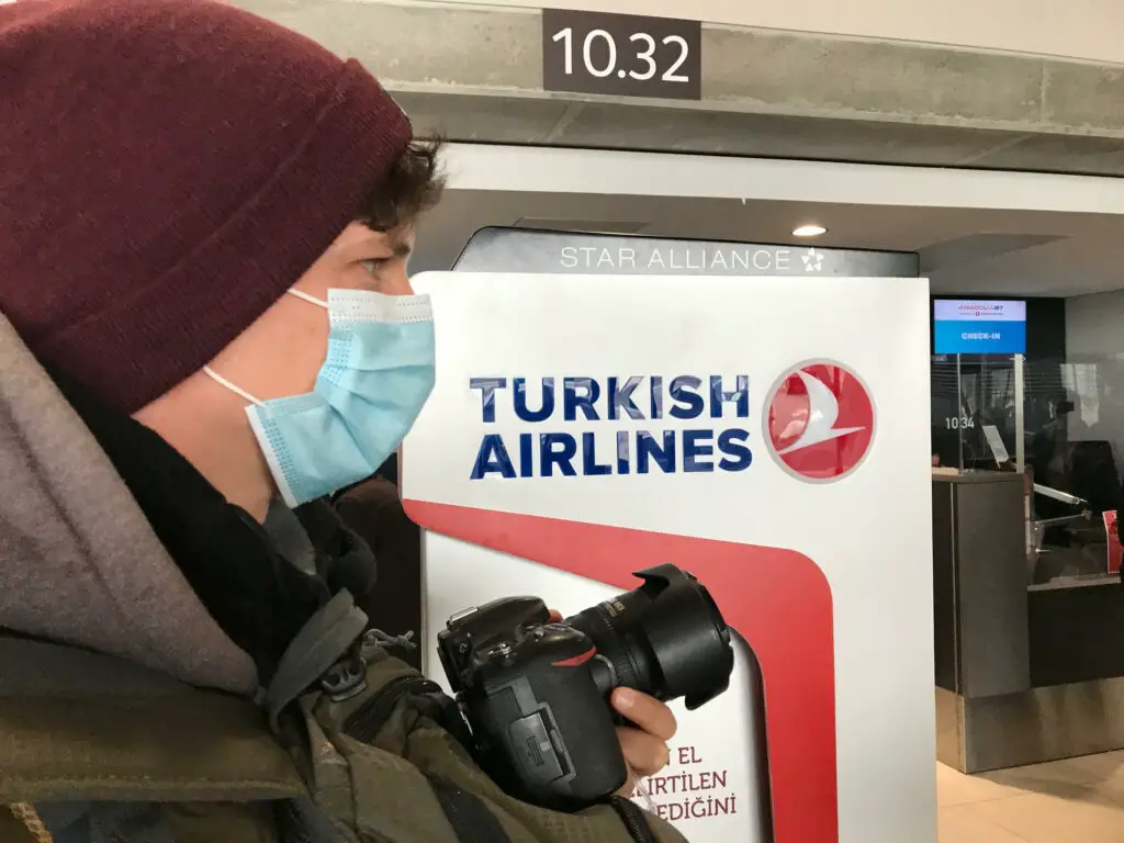 Loury devant l'espace d'embarquement de nos bagages