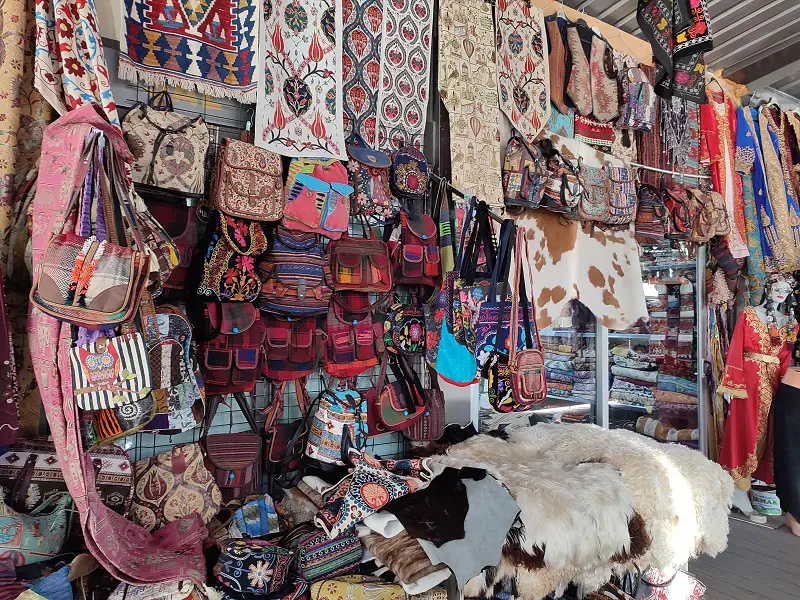 magasin à l'entrée du parc de la vallée Paşabağı en cappadoce