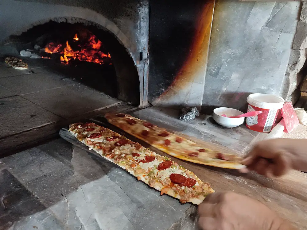 pizza turque sortie du four à bois