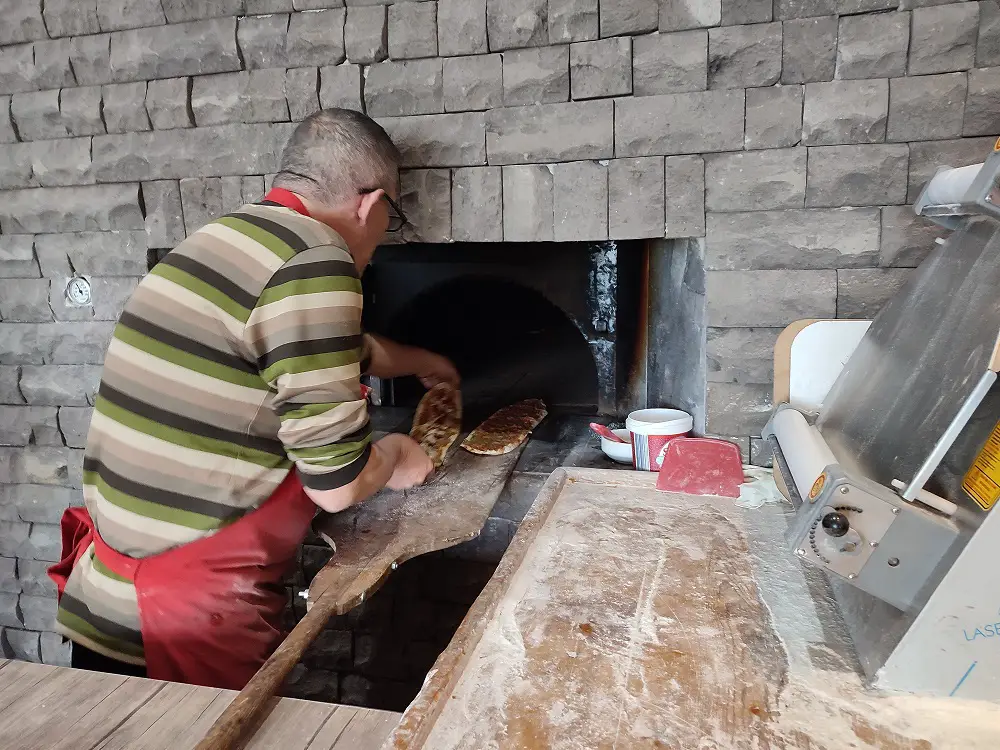 préparation pizza turque au feu de bois