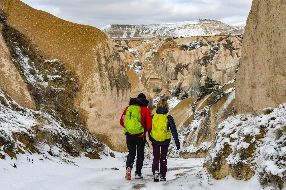 randonnée à pied en cappadoce dans la vallée rouge et rose