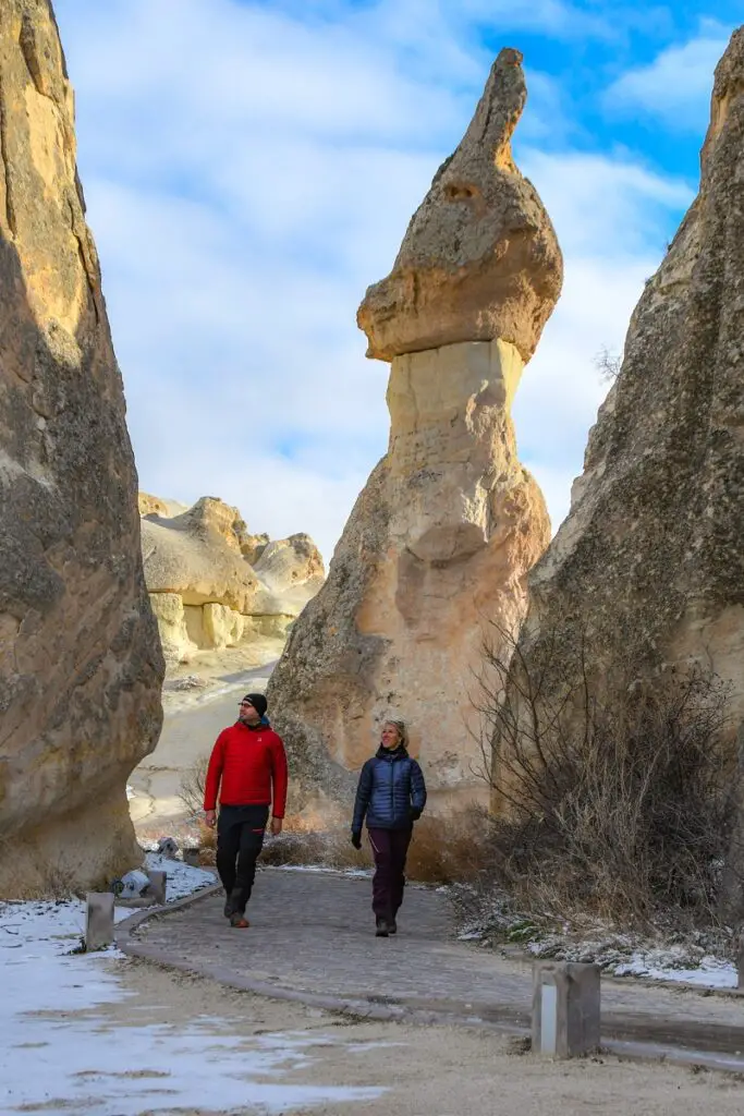 randonnée dans la vallée des cheminées en Cappadoce ou vallée Paşabağı en turquie