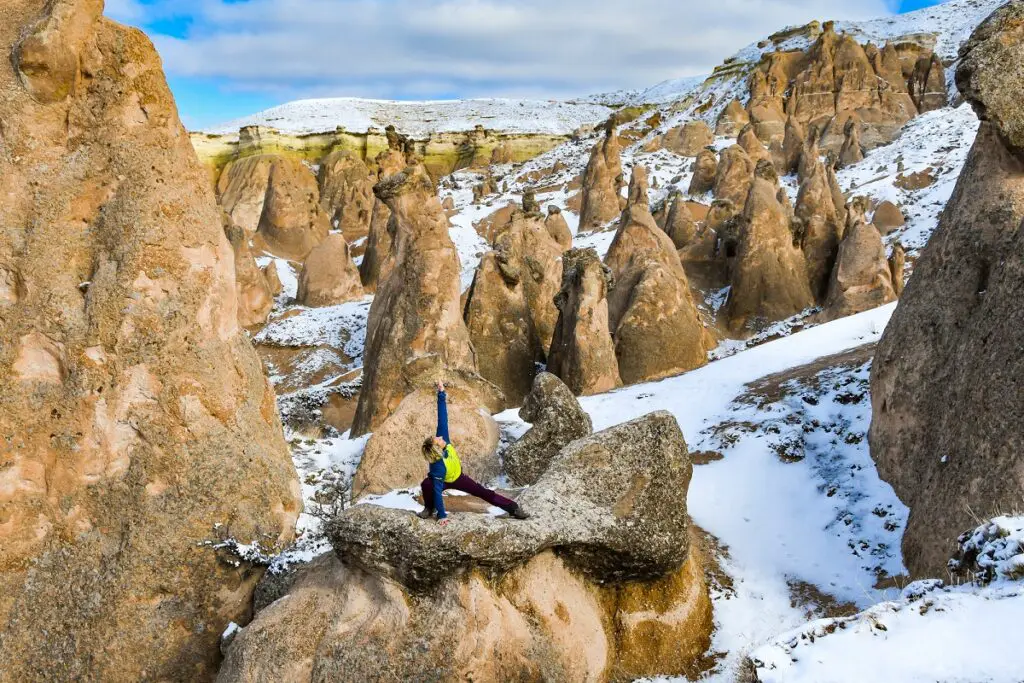 séance de Yoga dans la vallée de l'imagination en Cappadoce turquie