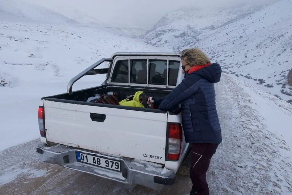 Arrivée en voiture au Canyon de Kazikliali au pied du Mont Taurus en Turquie