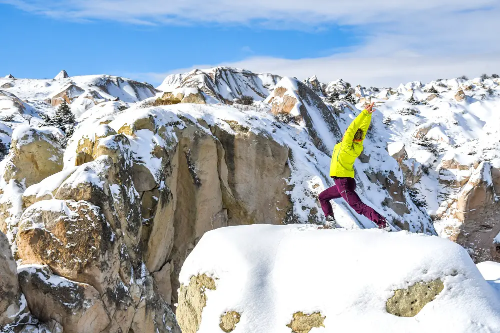 Asana de yoga à Gomeda Vadisi en Cappadoce sous la neige