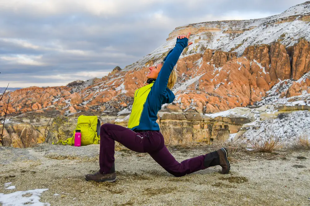 Asana de yoga au couché de soleil en Tuquie