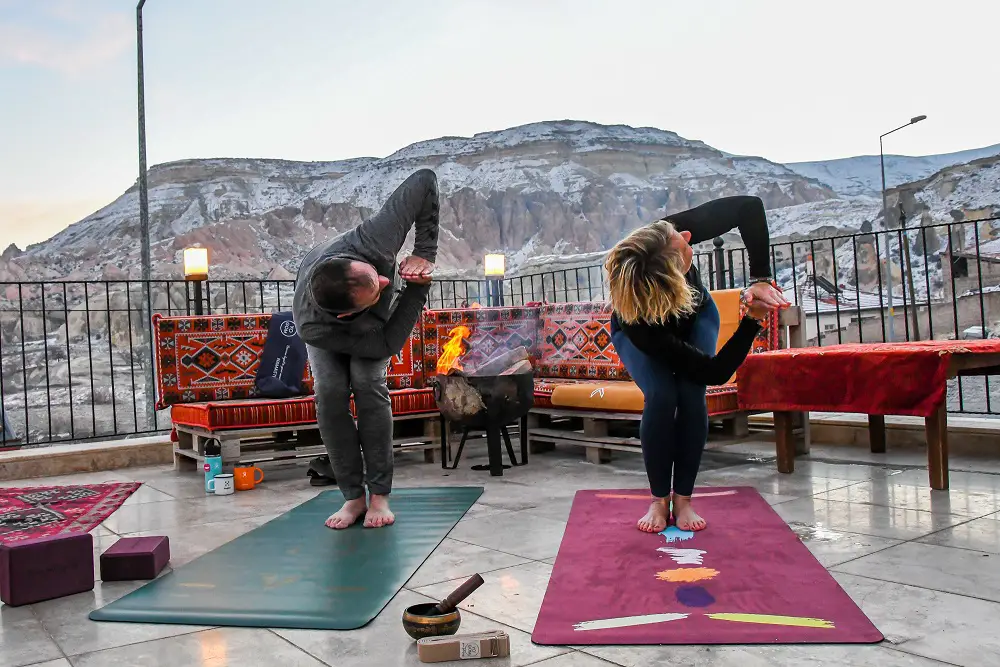 Asana en Yoga avec la variante de la chaise en torsion