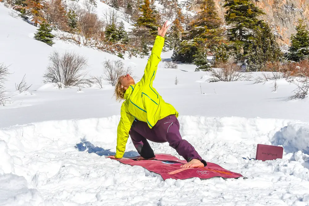 Asana sur la neige avec tapis de yoga Yogom