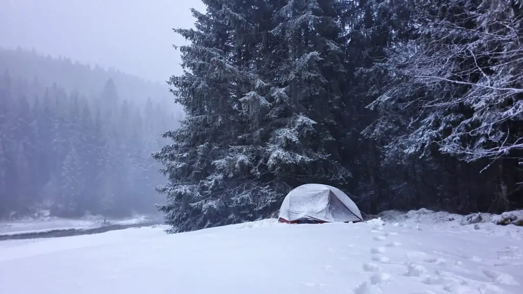 Notre camp enneigé près de Mouthe dans le Jura, une aventure en couple en hiver