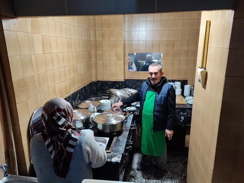 Bolkepçe au cuisine de son restaurant dans la ville de Nigde