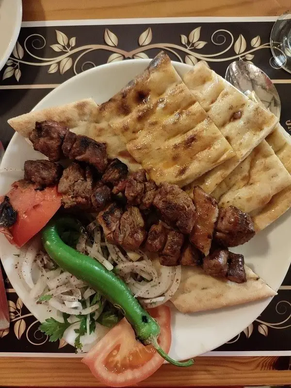 brochette au restaurant à Nigde en Turquie