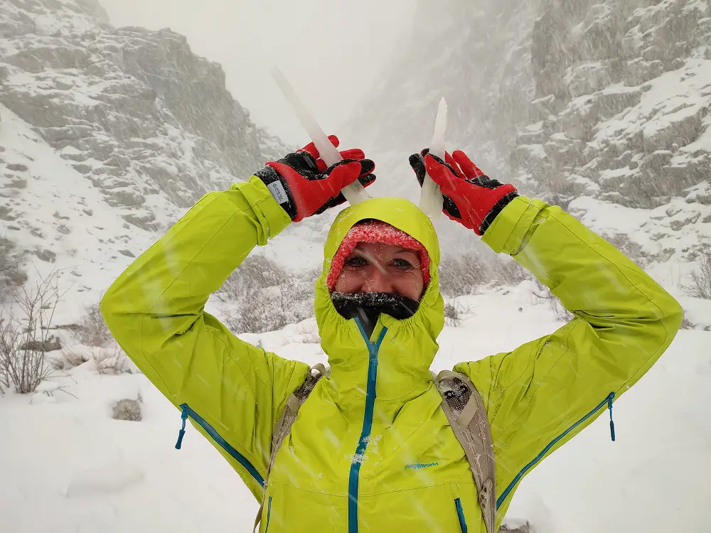 Caroline test les cornes de glace dans le massif du Mont taurus en turquie