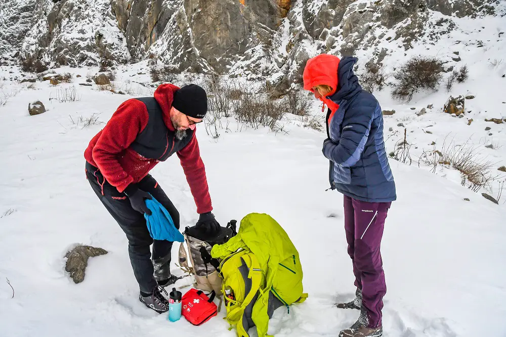 changement de vêtement avec l'arrivée de la neige en montagne