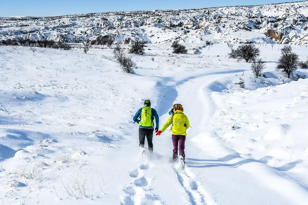 course dans la neige avec les raquettes EVVO SNOW en Cappadoce en turquie