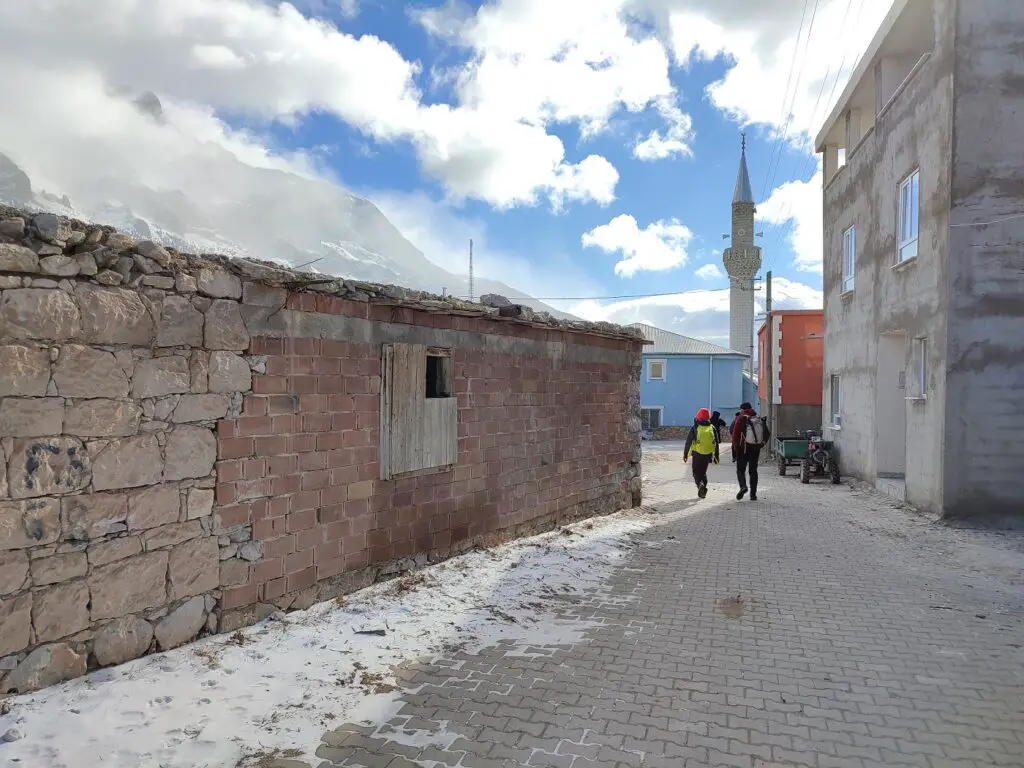 En direction du Minaret du village turque