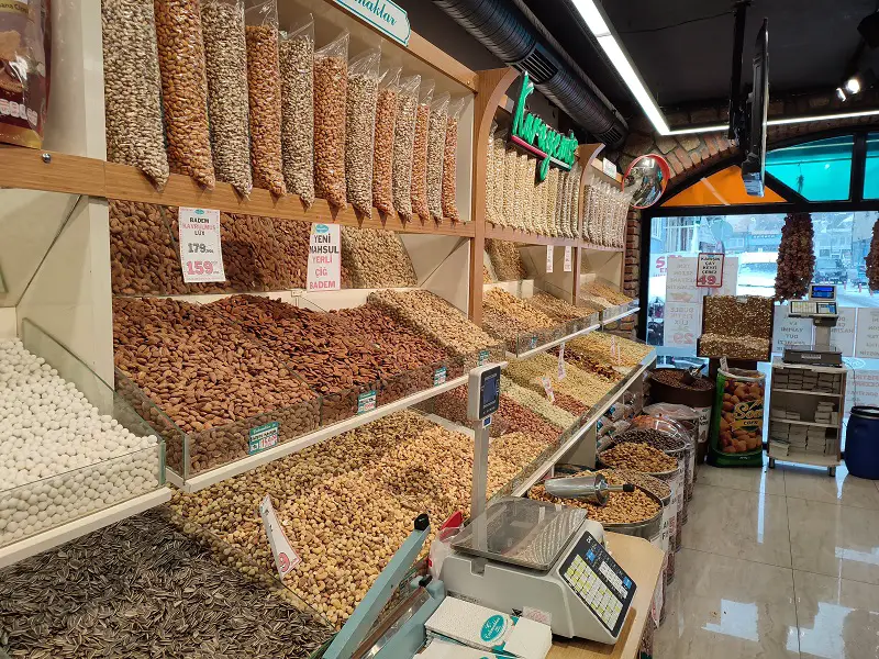 étalage de cacahuètes amandes dans magasin Turc à Nigde