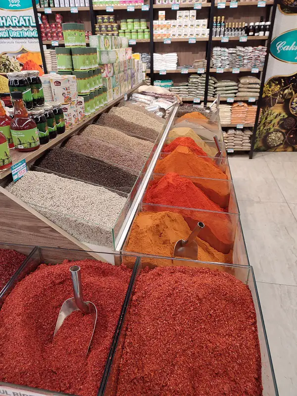 étalage d'épices dans magasin Turc à Nigde