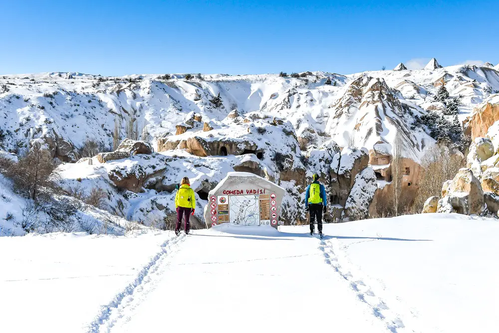 La cité de Gomeda Vadisi en Cappadoce sous la neige