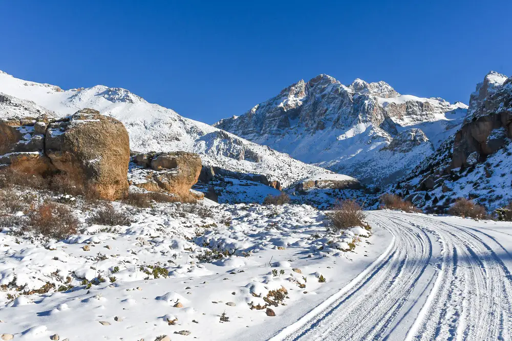 Les montagnes enneigées du Mont Taurus en Turquie