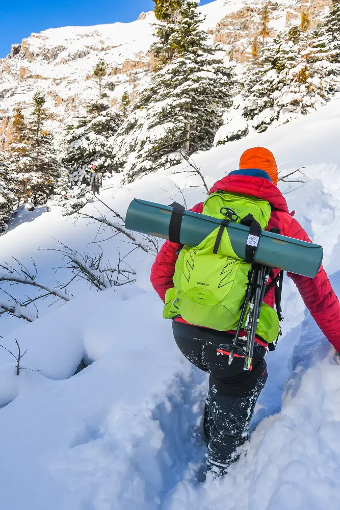 Marche dans 50 cm de neige fraiche en montagne avec des raquettes à neige