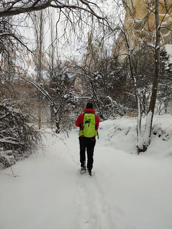 marche dans la neige dans le canyon de Zemi valley En Cappadoce