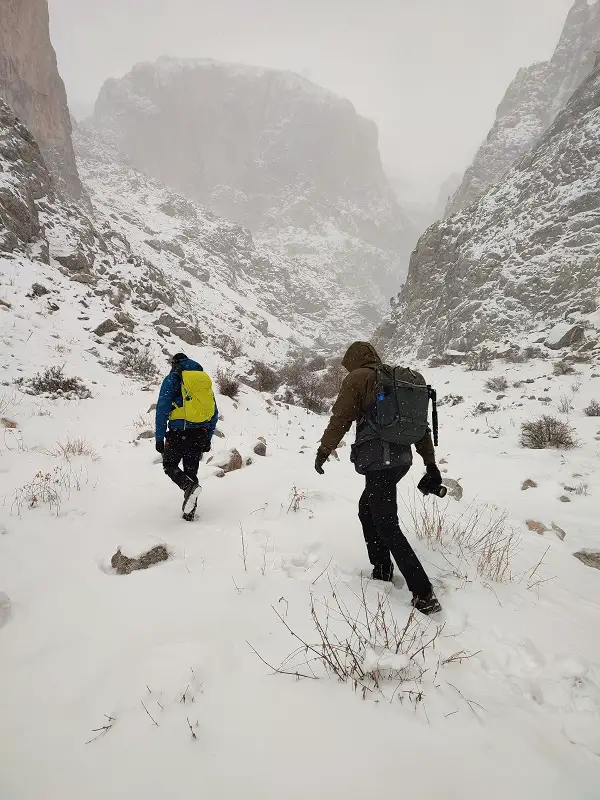 Marche dans la neige dans le parc national Aladaglar en turquie