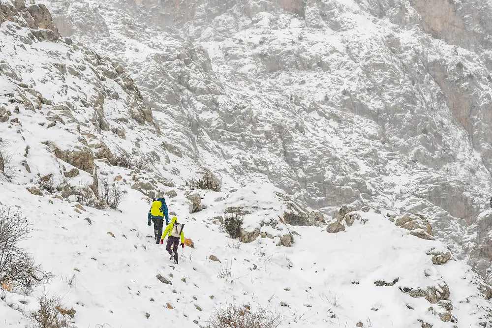 Marche dans la neige en montagne en turquie