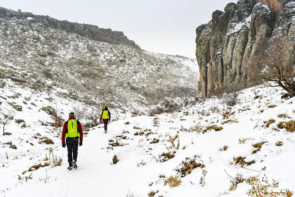 marche en hiver dans le canyon de Zondi Creek en turquie