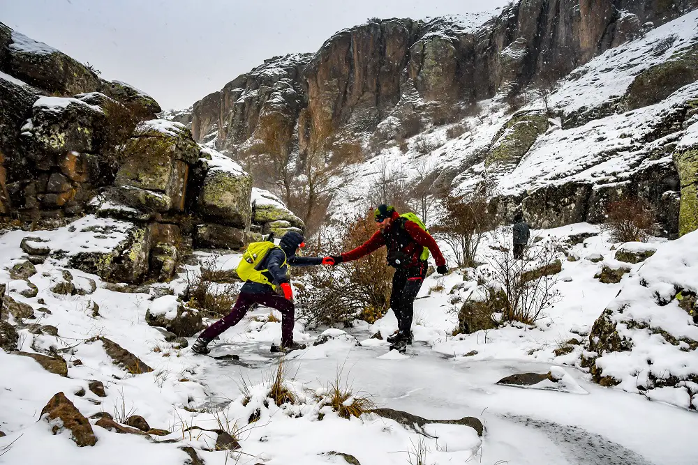 marche et traversée du ruisseau dans le canyon de Zondi Creek en turquie