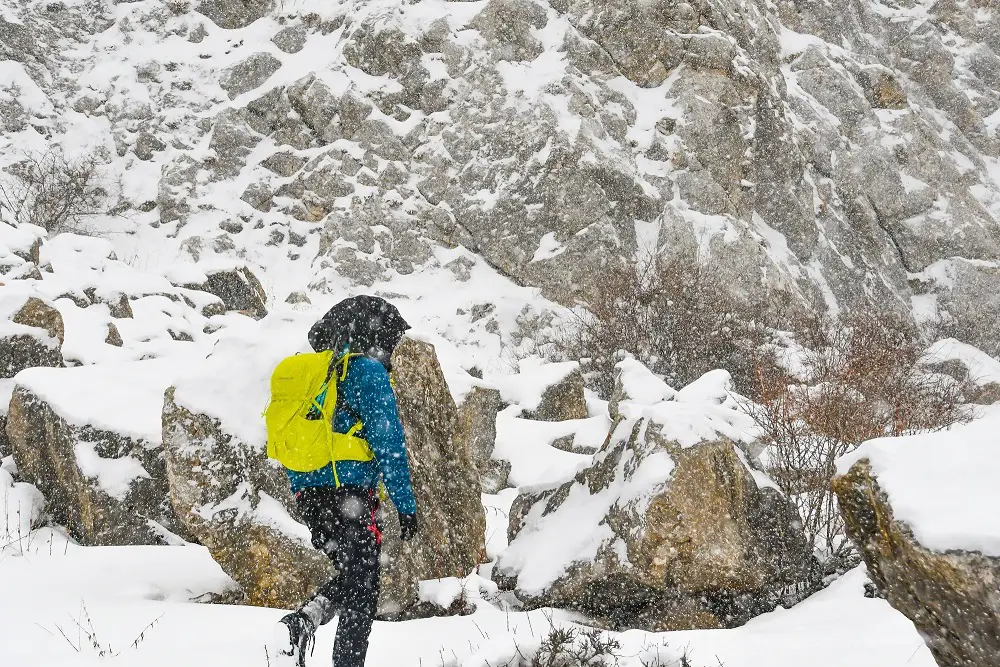 Marche sous la neige dans le massif du Mont taurus en turquie