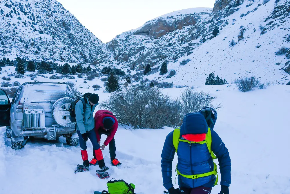 Mise en place des raquettes à neige au Mont Taurus