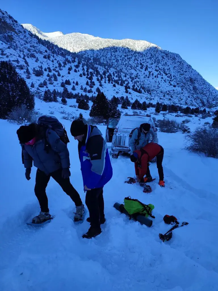 mise en place des raquettes à neige aux pieds avant la randonnée en montagne en turqie