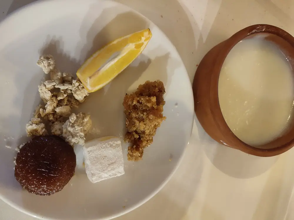 déssert turque avec orange, halva ( à base de sesame), loukoum turque naturel, halva de semoule, kemalpasa et riz au lait