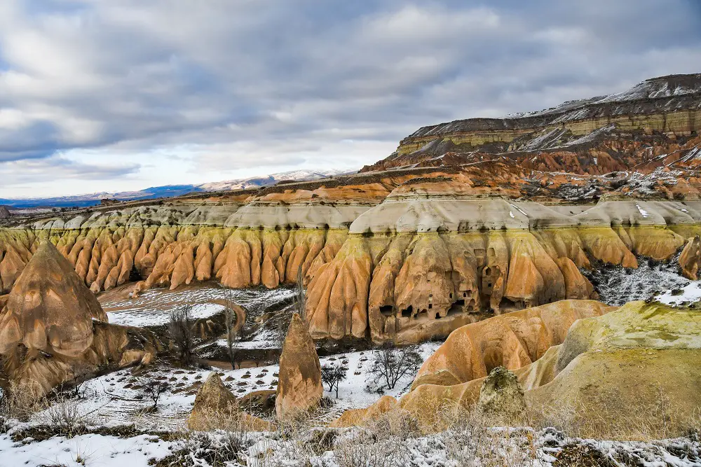 paysage des maisons troglodyte de çavusin en cappadoce